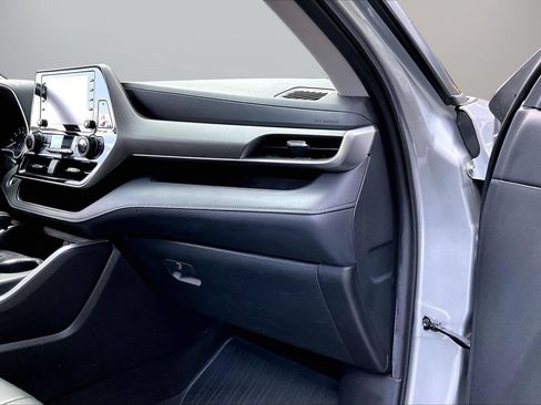 Used 2021 Toyota Highlander XLE FWD image 20