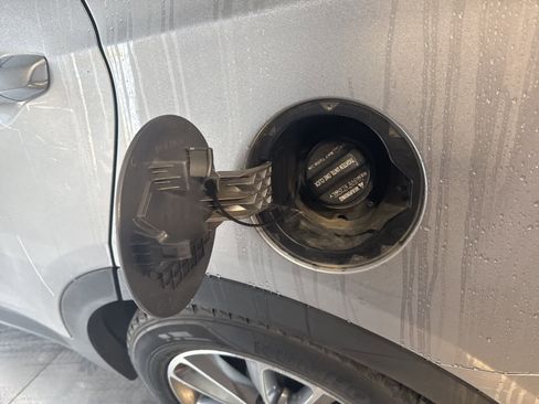 Used 2017 Hyundai Santa Fe SE image 9