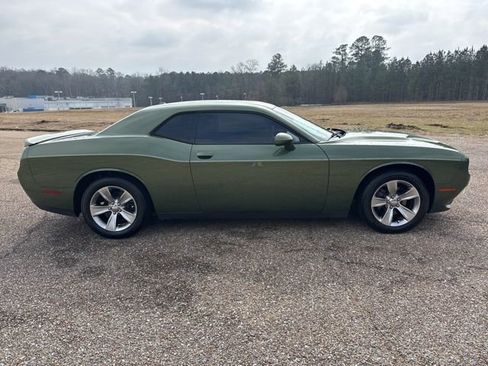 Used 2018 Dodge Challenger SXT image 4