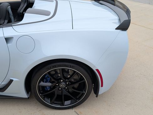 Used 2018 Chevrolet Corvette Z06 w/ Carbon 65 Edition RWD image 31