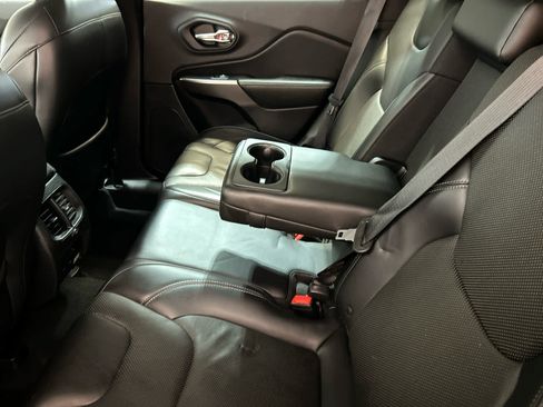 Used 2019 Jeep Cherokee Limited AWD/4WD image 5