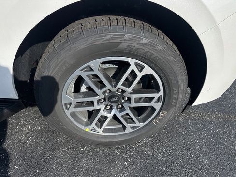 New 2025 Ford Expedition Active image 4