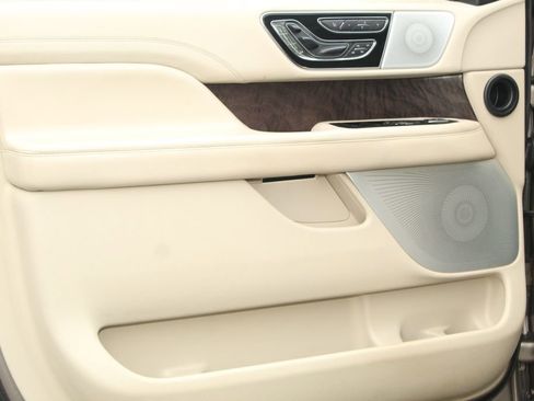 Used 2019 Lincoln Navigator Reserve w/ Cargo Package AWD/4WD image 23