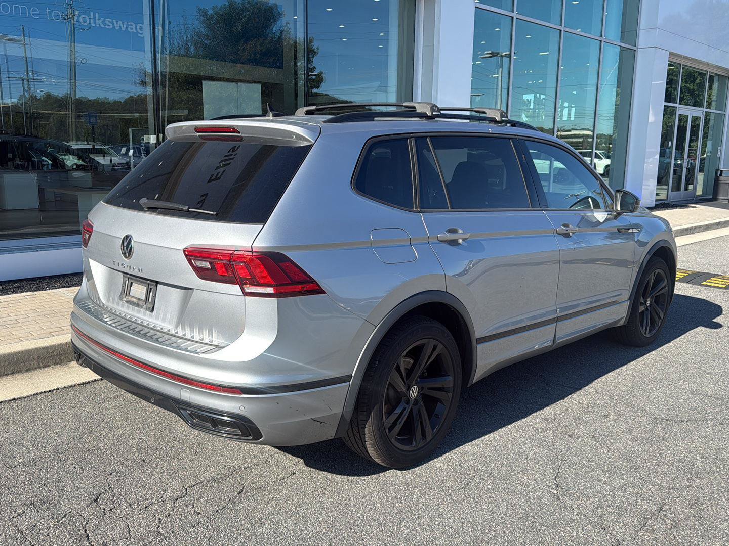 Used 2023 Volkswagen Tiguan SE R-Line FWD image 7