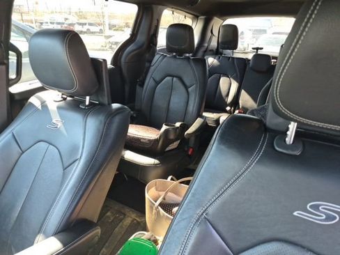 Used 2021 Chrysler Pacifica Touring-L w/ Uconnect Theater Family Group image 8