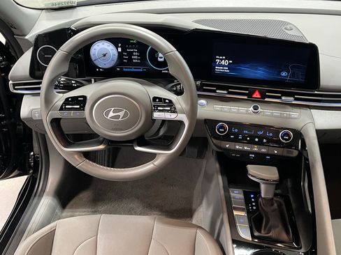 Used 2025 Hyundai Elantra SEL FWD image 12