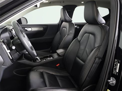 Used 2023 Volvo XC40 B5 Plus w/ Protection Package Premier image 31