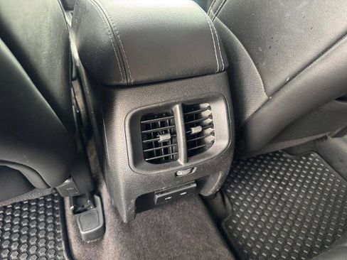 Used 2019 Jeep Cherokee Latitude Plus w/ Cold Weather Group FWD image 18