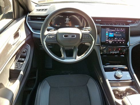 New 2025 Jeep Grand Cherokee Altitude image 7