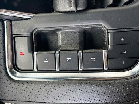 Used 2023 Chevrolet Suburban Premier image 17