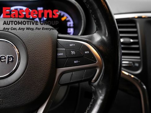 Used 2021 Jeep Grand Cherokee Laredo w/ Security & Convenience Group AWD/4WD image 16