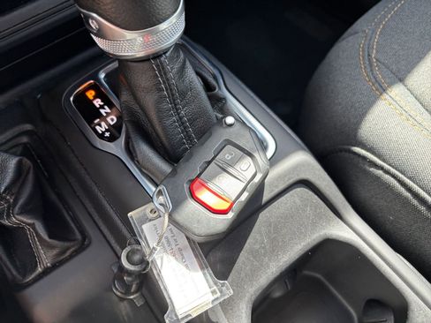 Used 2025 Jeep Wrangler Sahara image 22