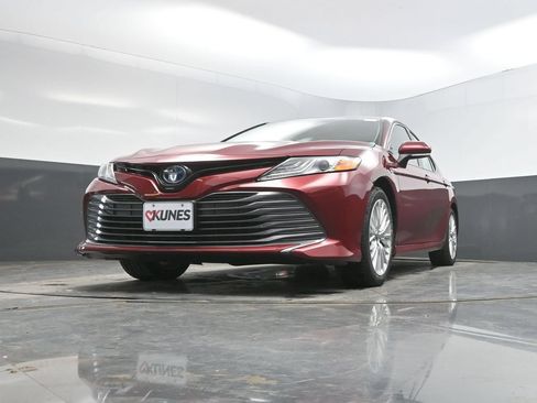 Used 2020 Toyota Camry XLE FWD image 35
