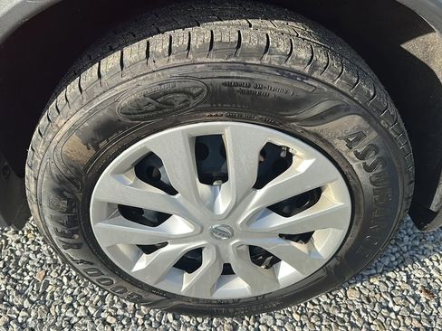 Used 2016 Nissan Rogue S image 2