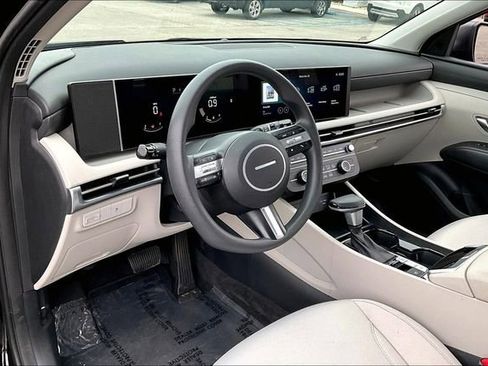 Used 2025 Hyundai Tucson SE image 14