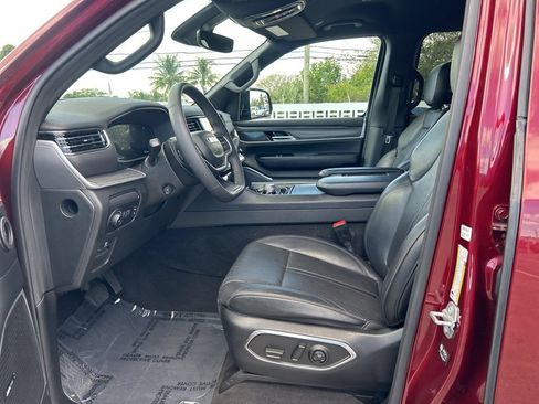 Used 2023 Jeep Wagoneer Series III w/ Preferred Equipment Group RWD image 6
