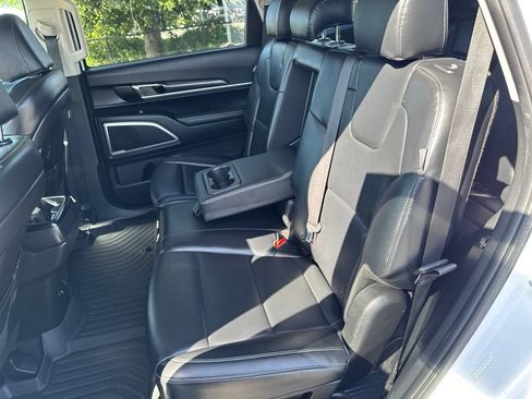 Used 2023 Kia Telluride LX FWD image 32