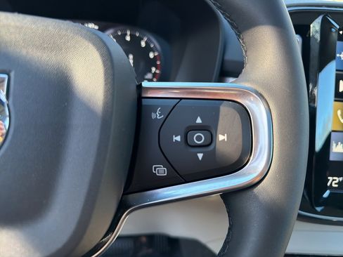 Used 2022 Volvo XC40 T5 Momentum w/ Premium Package image 23