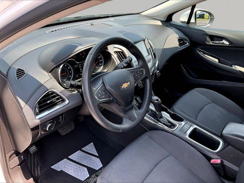 Used 2018 Chevrolet Cruze LT w/ Convenience Package FWD image 17