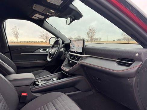 Used 2025 Ford Explorer ST-Line w/ ST-Line Street Pack image 23