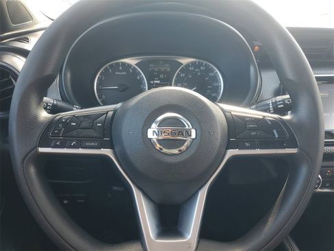 Used 2019 Nissan Kicks S image 19