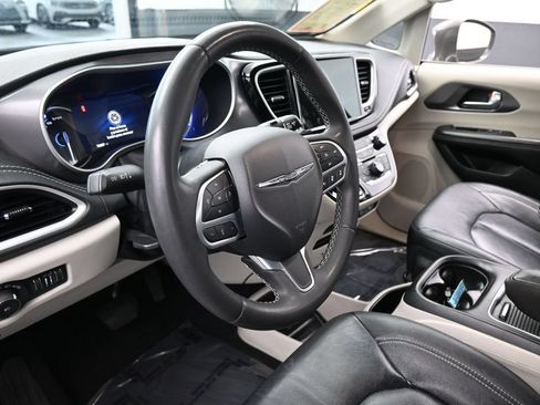 Used 2022 Chrysler Pacifica Touring-L FWD image 10