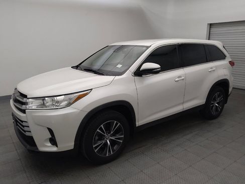 Used 2019 Toyota Highlander LE image 2