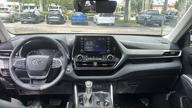 Used 2022 Toyota Highlander XLE FWD image 14