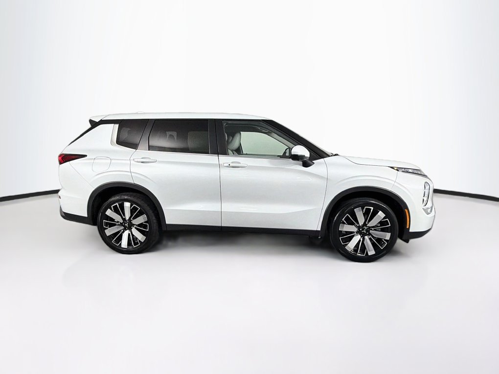 Used 2025 Mitsubishi Outlander SE FWD image 11