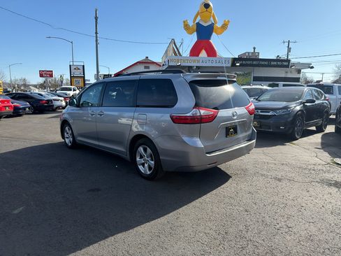 Used 2016 Toyota Sienna LE FWD image 4