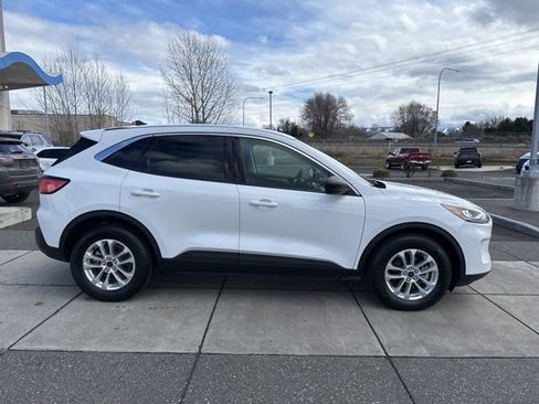 Used 2022 Ford Escape SE image 3