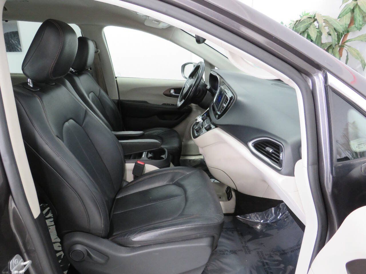 Used 2019 Chrysler Pacifica Touring-L FWD image 10