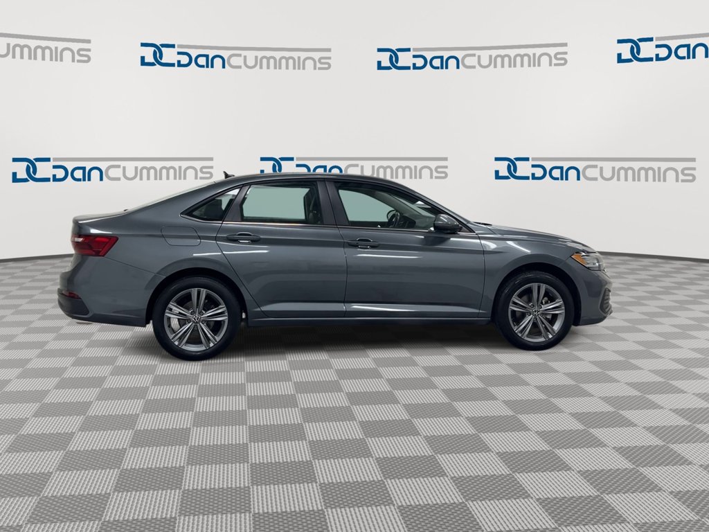 Used 2024 Volkswagen Jetta SE FWD image 9