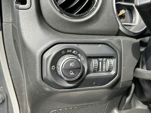 Used 2022 Jeep Gladiator Overland image 19
