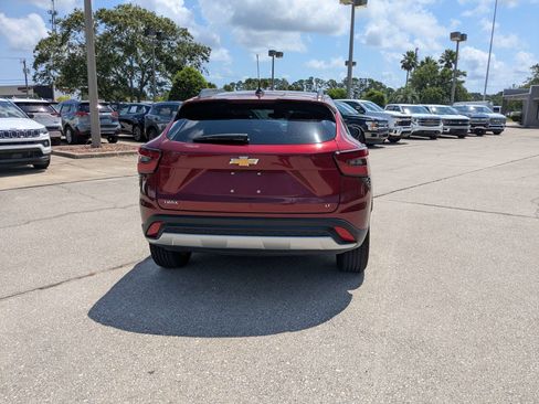 Used 2025 Chevrolet Trax LT FWD image 4