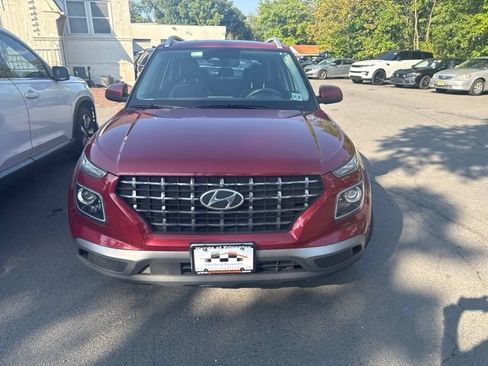 Used 2024 Hyundai Venue Limited FWD image 2