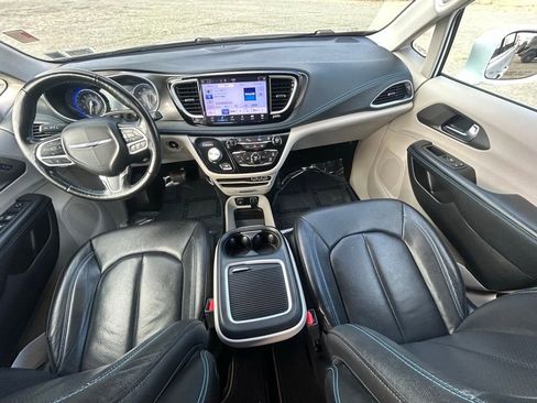 Used 2021 Chrysler Pacifica Touring-L image 3