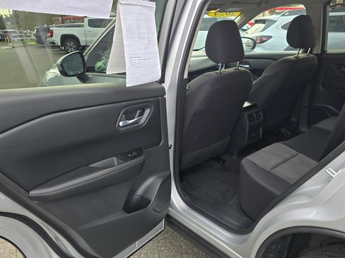Used 2024 Nissan Rogue SV AWD/4WD image 15