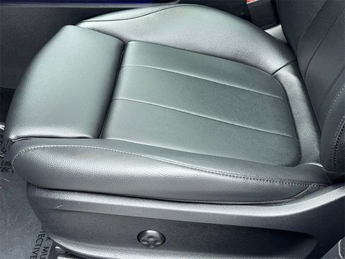 Used 2021 Mercedes-Benz GLB 250 w/ Premium Package image 32