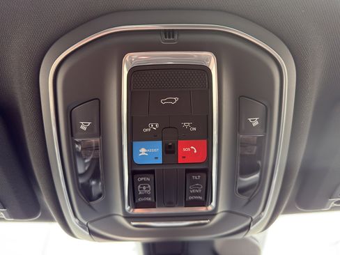 New 2025 Jeep Grand Cherokee Altitude image 22