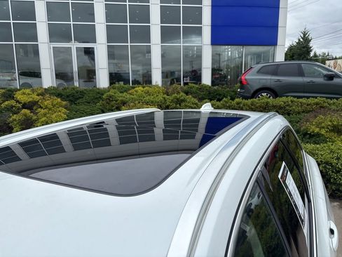 Certified 2023 Volvo XC60 B5 Plus AWD/4WD image 11