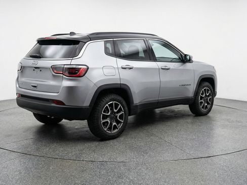 Used 2025 Jeep Compass Trailhawk image 6