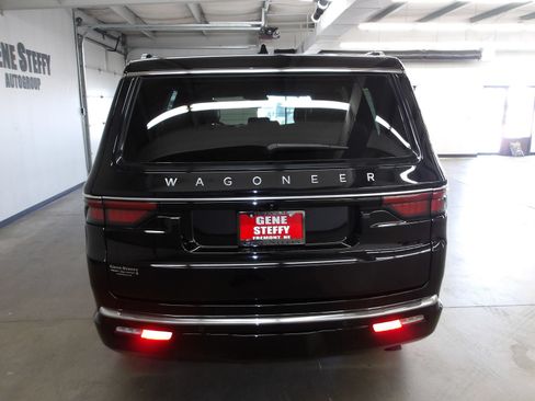 Used 2025 Jeep Wagoneer 4WD image 7