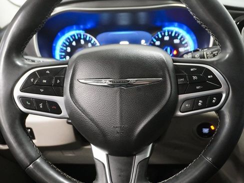 Used 2022 Chrysler Pacifica Touring-L w/ Uconnect Theater Family Group image 23