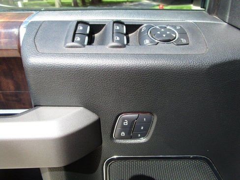 Used 2015 Ford F150 Platinum w/ Equipment Group 701A Luxury AWD/4WD image 15