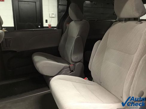 Used 2017 Toyota Sienna LE image 30