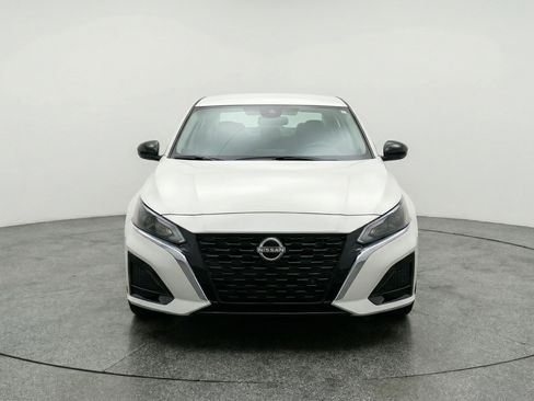 Used 2025 Nissan Altima 2.5 SV FWD image 2