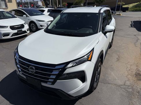 Used 2025 Nissan Rogue SV image 3