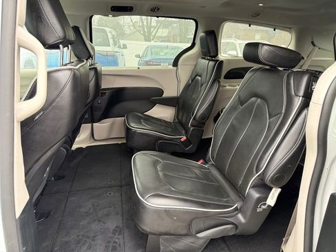 Used 2024 Chrysler Pacifica Limited FWD image 33