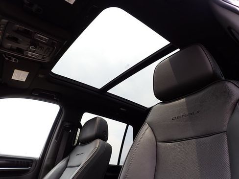 Used 2021 GMC Yukon Denali w/ Denali Premium Package AWD/4WD image 18